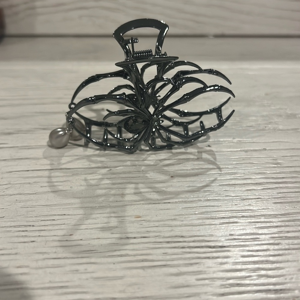 Spider hair claw clip